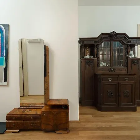 Artisan & Old-timey 2 Bedrooms Apartment *