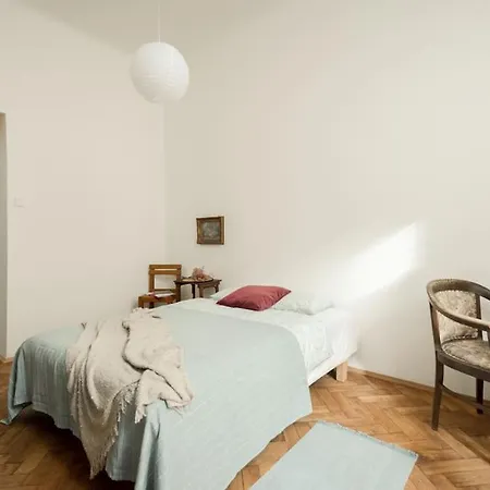 Artisan & Old-timey 2 Bedrooms Apartment *