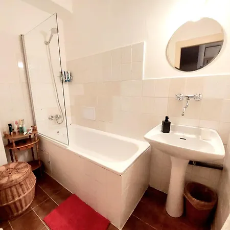 Artisan & Old-timey 2 Bedrooms Apartment
